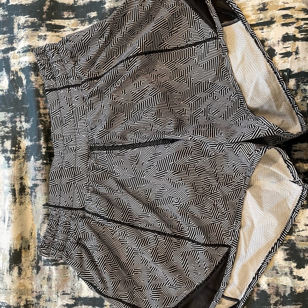 Lululemon Hotty Hot shorts 4in mid rise, size 4, Seawheeze 2020 black/white